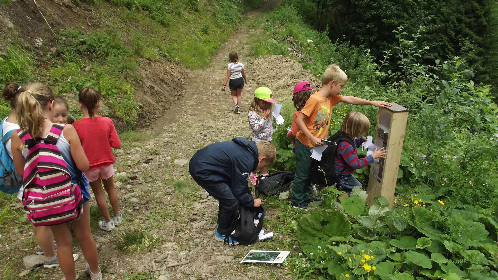 groupe d'enfants sur le sentier sonore