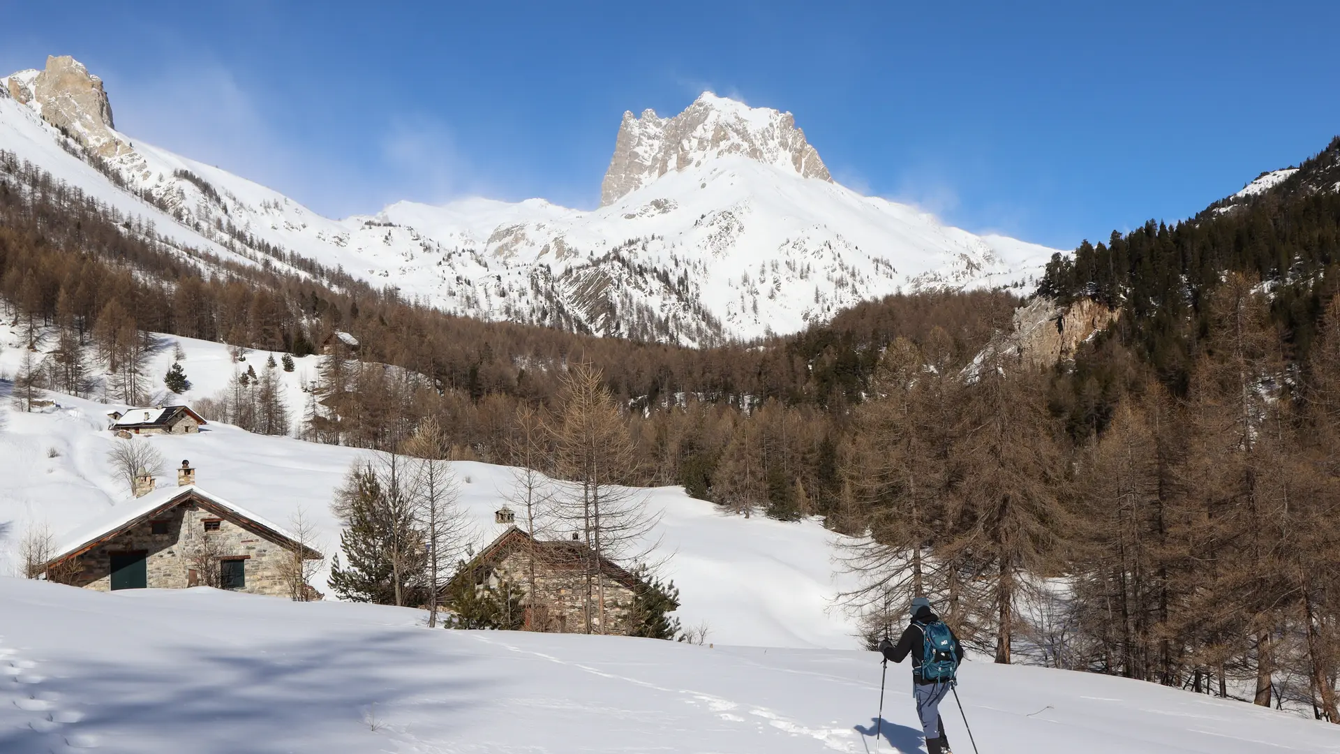 Arrivée en raquettes aux granges de la vallée étroite