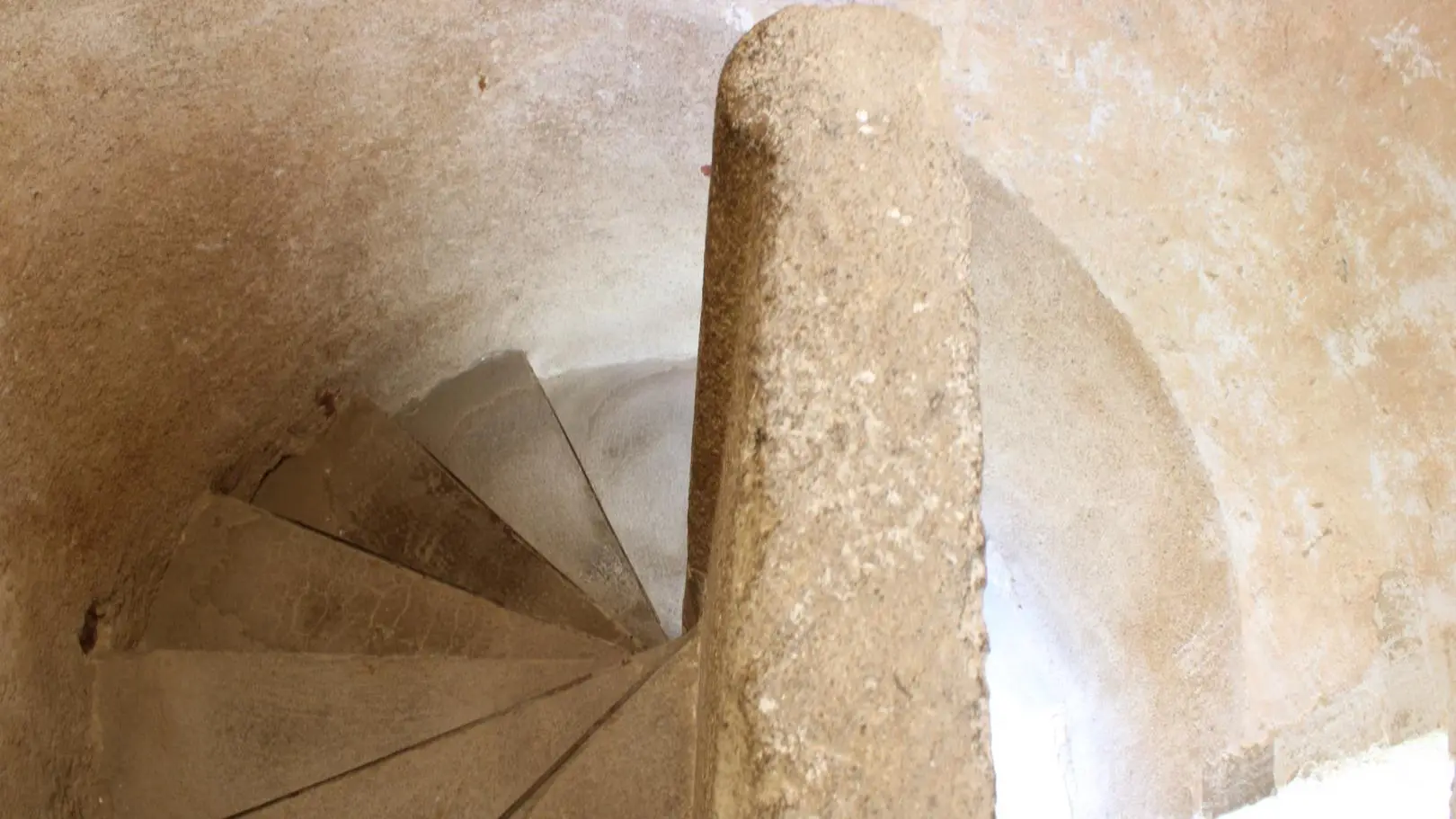 Gîte La chapelle, à Hérisson dans l'Allier en Auvergne.
Escalier donnant accès à la cour intérieure