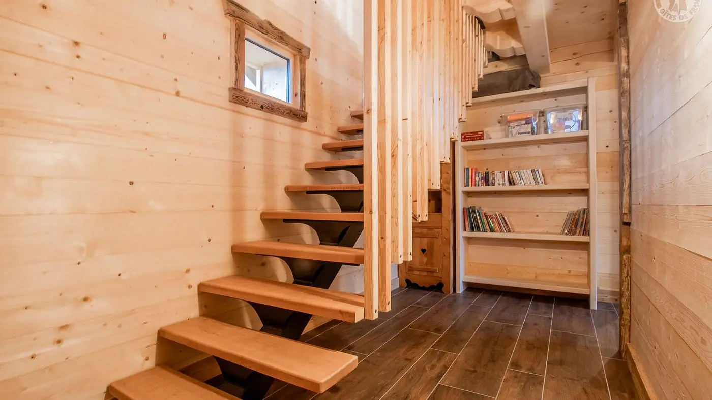 Une barrière de sécurité pour enfant est prévue pour sécuriser le haut de l'escalier