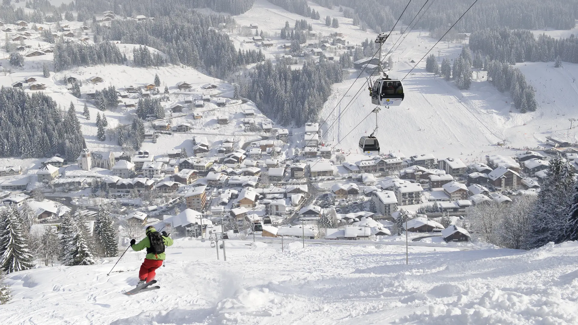 un skieur faisant du hors pistes sur le Domaine de ski Morzine Les Gets