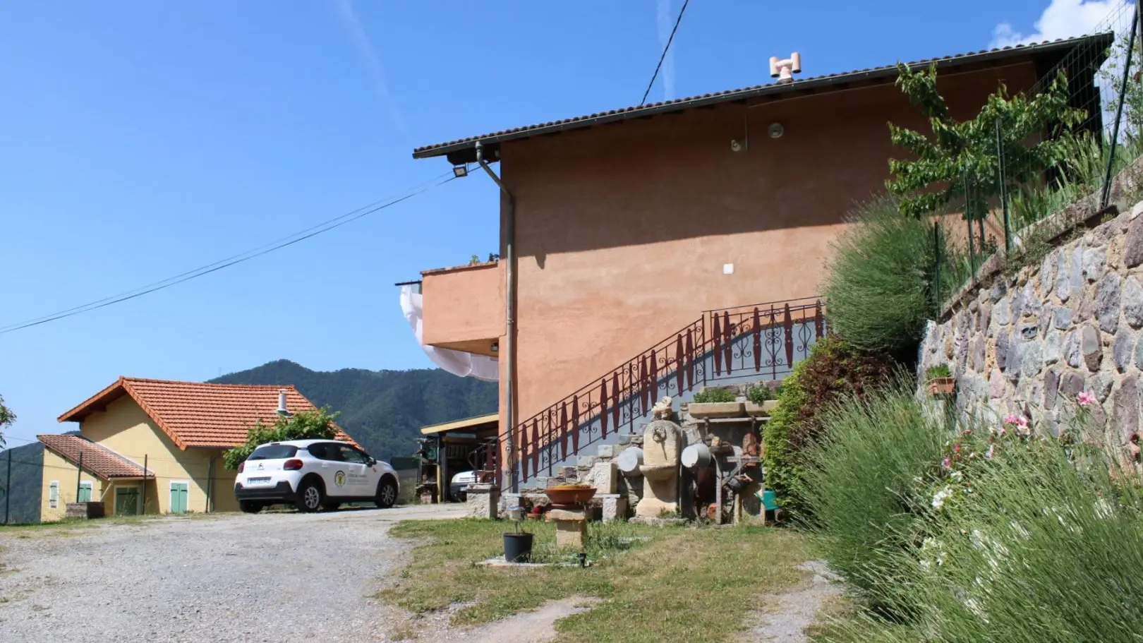 Gîte Chez José-Propriété-escalier accès Gîte-Belvédère-Gîtes de France des Alpes-Maritimes