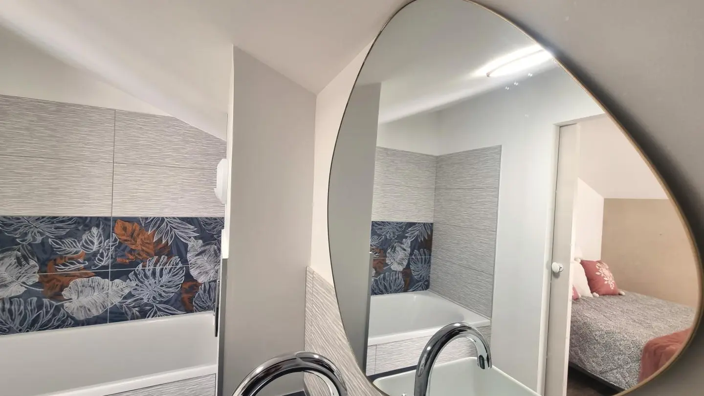 Chambre parentale : un lit 160 et sanitaire complet & privatif avec baignoire, vasque et WC.