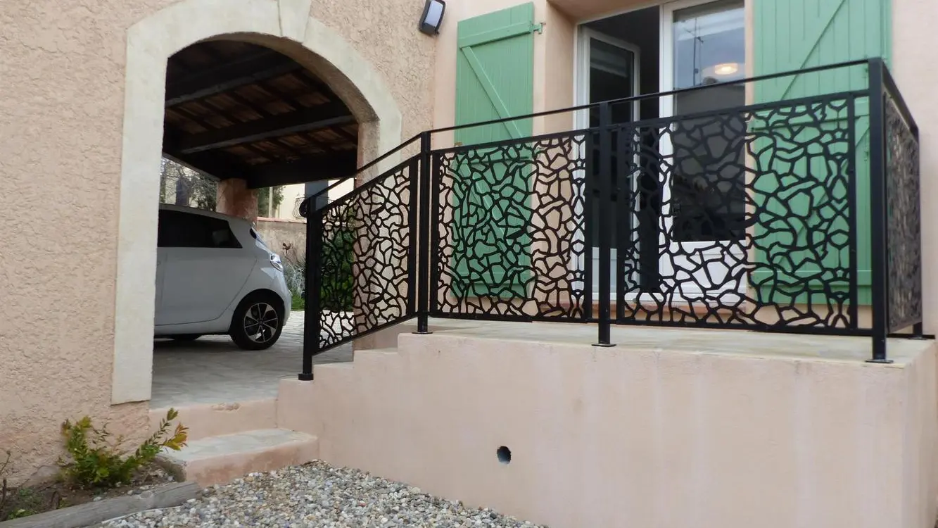 L'abri voiture qui dispose d'une borne de recharge pour vehicule électrique