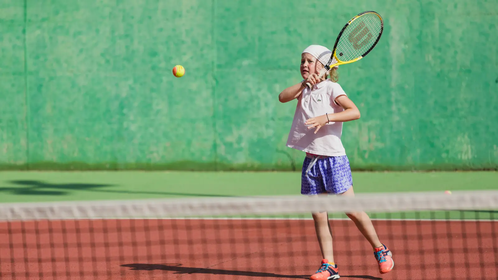enfant jouant au tennis