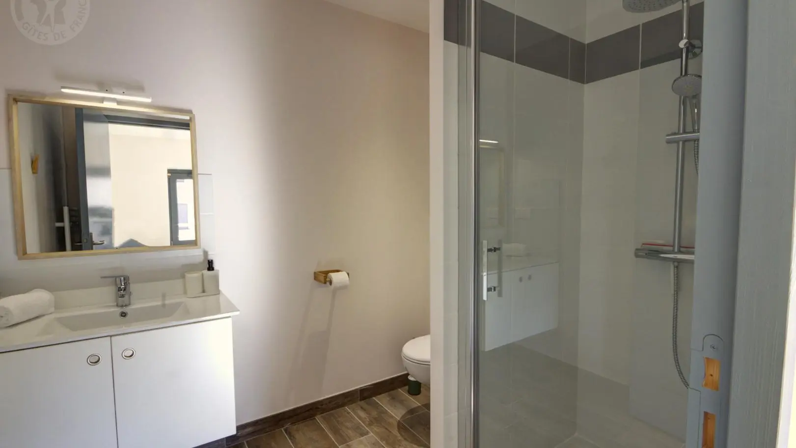 Chambre La Ramie : 1 lit 180 avec sanitaires complets et privatifs à la chambre.