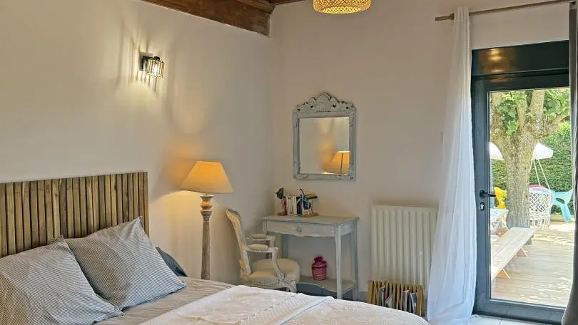 Chambre 4 : un lit 140 avec accès direct sur la terrasse.