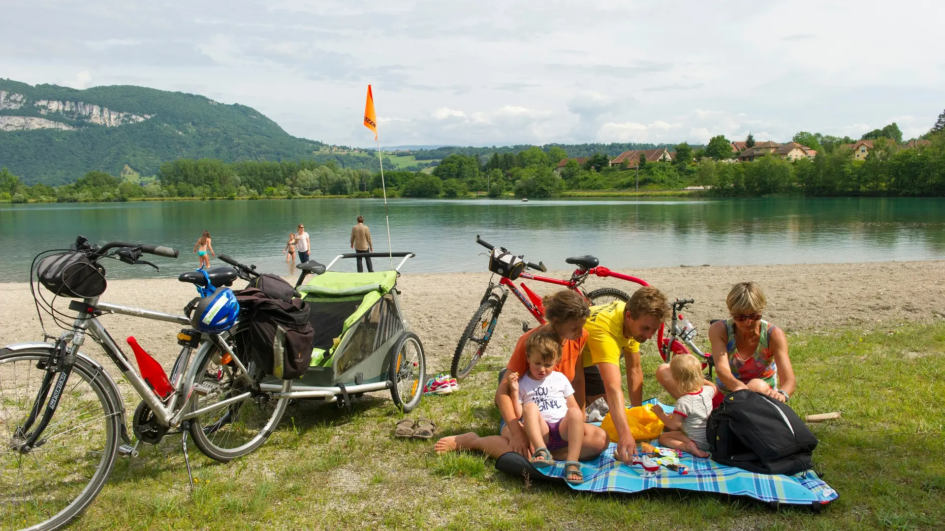 Pause vélo au bord du lac de Glandieu sur ViaRhôna