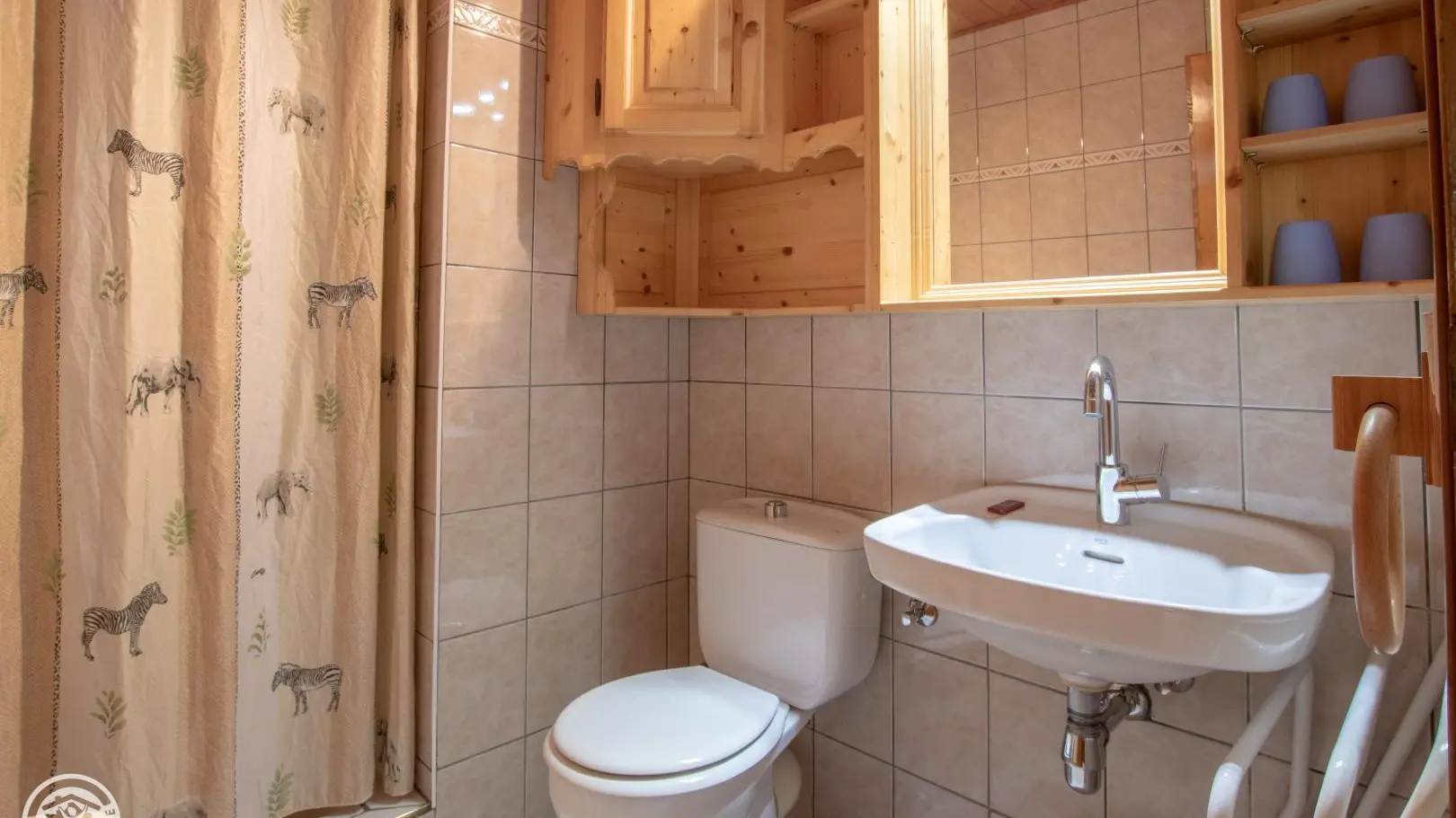 Salle d'eau/wc de la chambre 25.