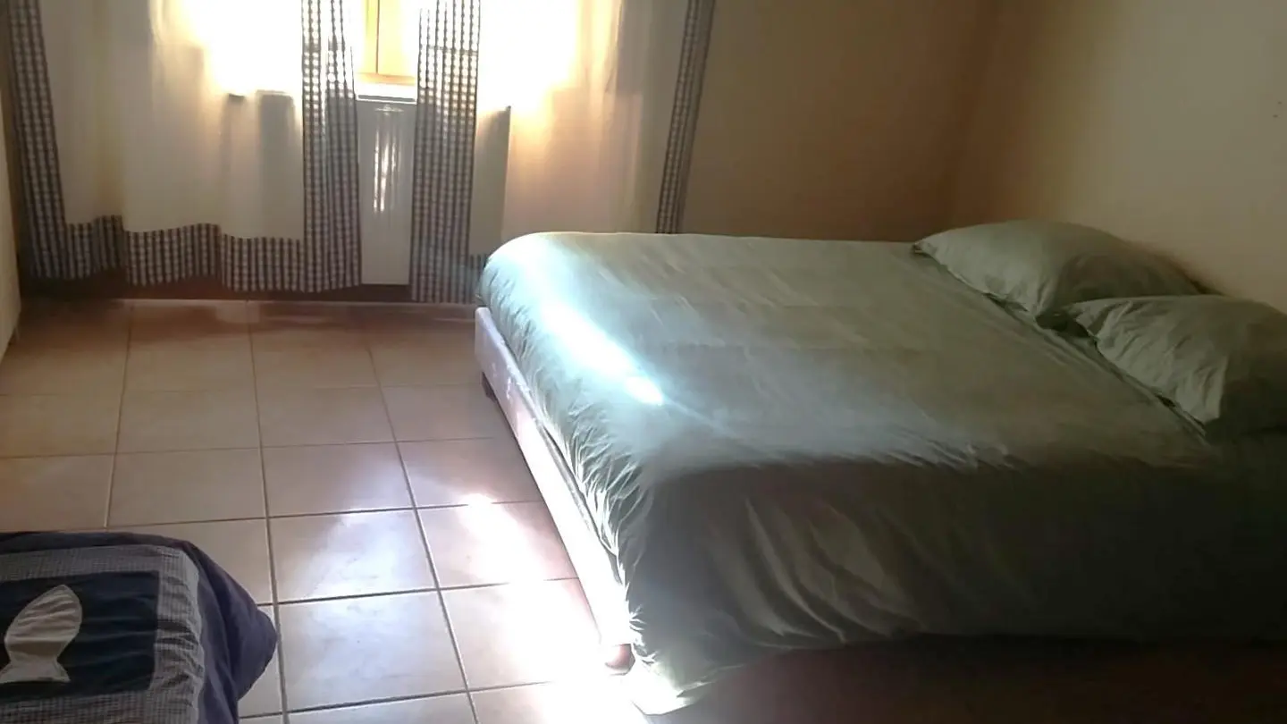 Chambre avec 1 lit double et 1 lit simple