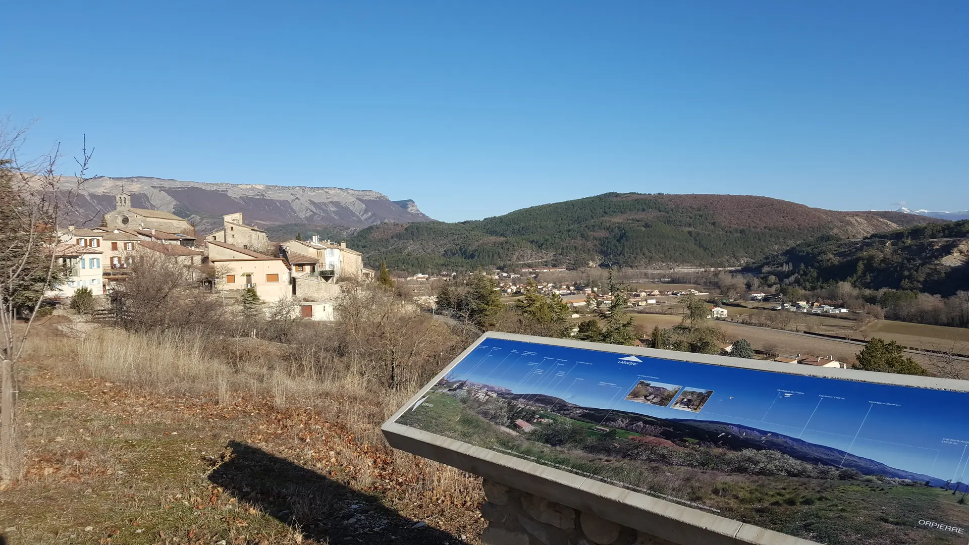 Table d'orientation sud, avecvue sur Lagrand et la vallée du Céans