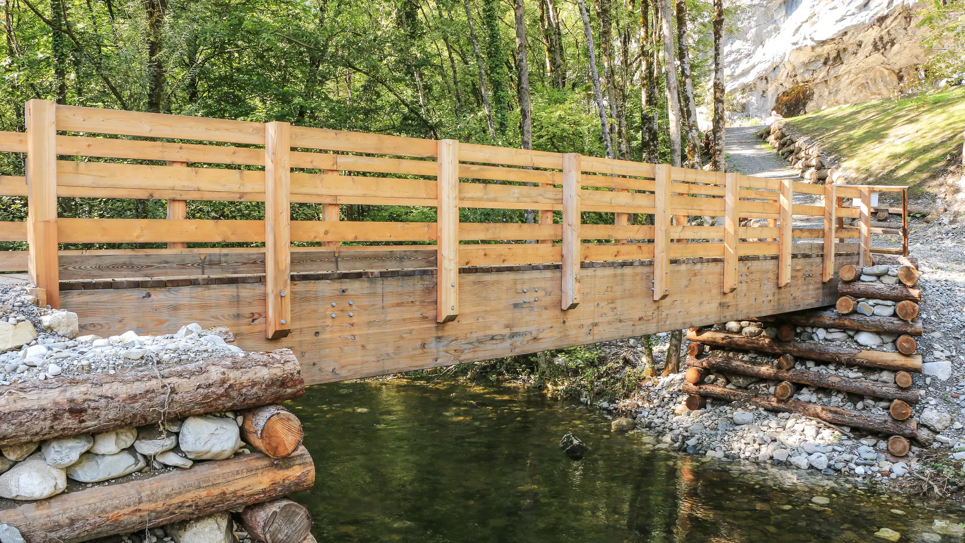 passerelles en bois aménagées sur la plaine du Fier pour traverser la rivière.
