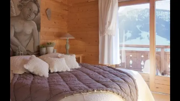 Location d'un chalet à Praz sur Arly - chambre au niveau du rez de chaussée avec balcon