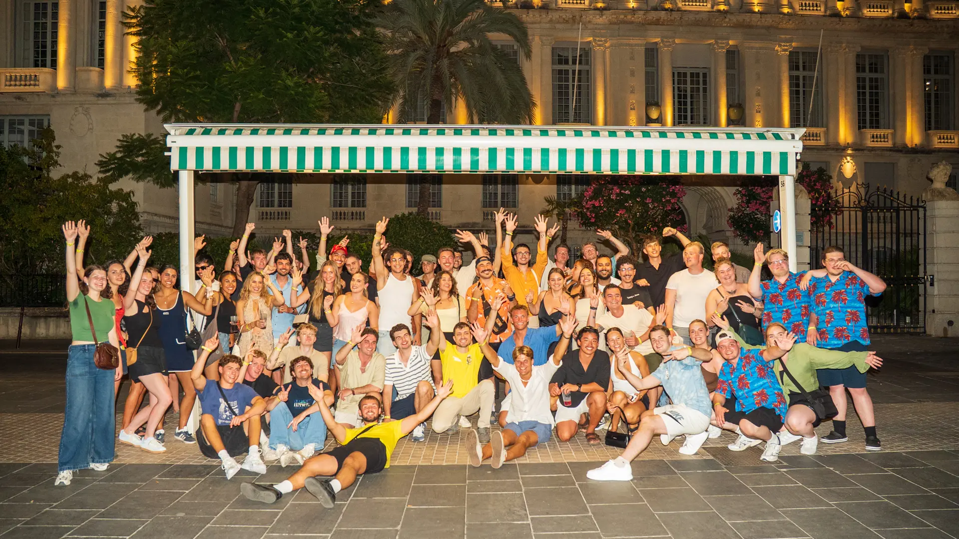 Montée en intensité lors du Orange Bar Crawl à Nice avec une ambiance festive et une fin de soirée en club au cœur de la Côte d’Azur.