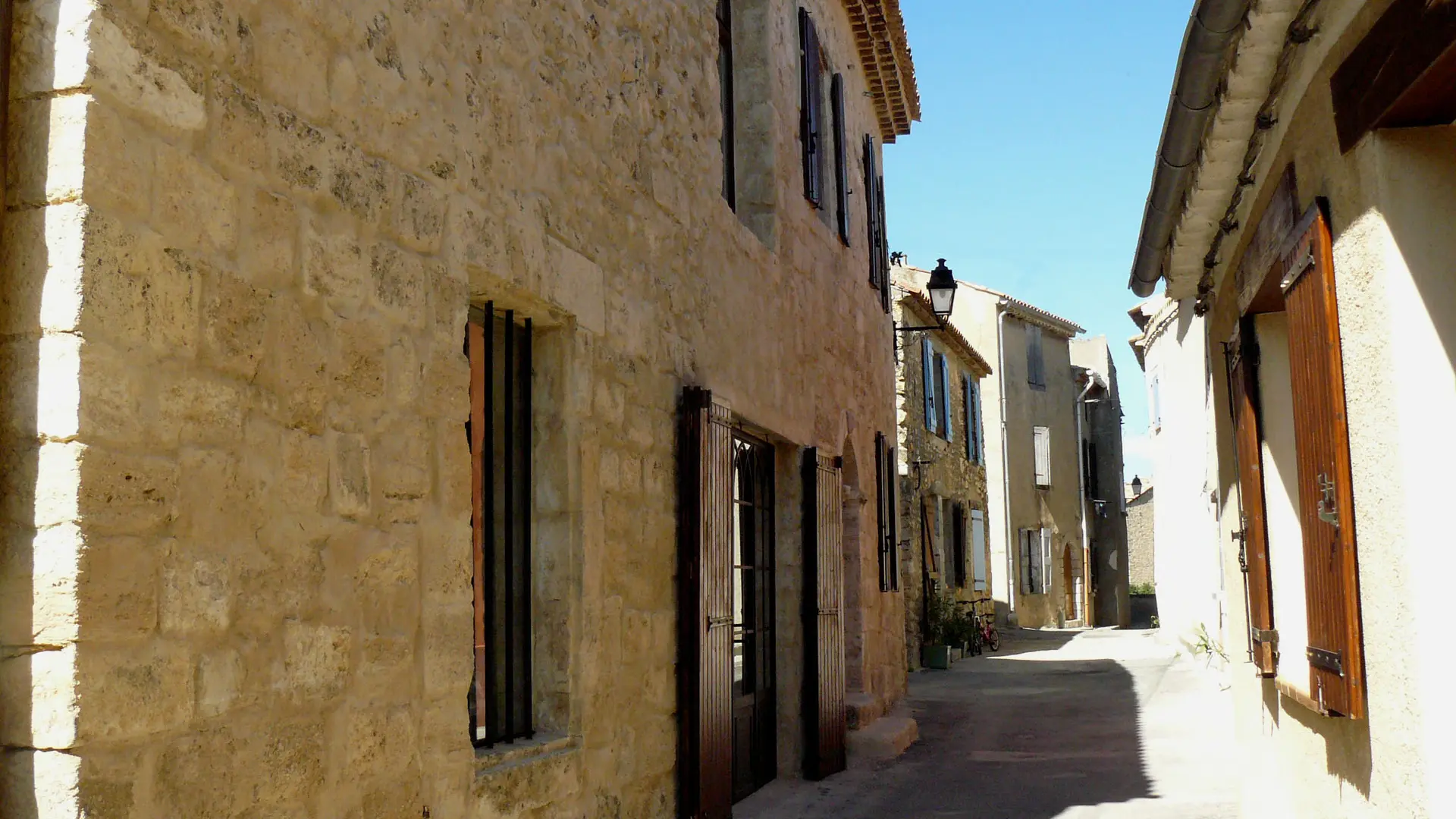 Rue du Portail bâtisse en pierre du château