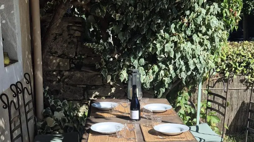 Un moment de partage sous la tonnelle 
A l'ombre fraîche de la vigne l'été, au soleil en automne et hiver bien abrité