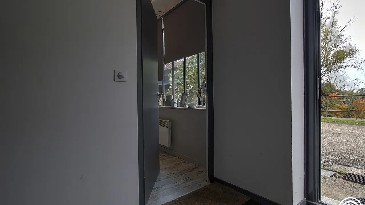 L'entrée au gîte Côté Moulin par le hall d'entrée commun avec le gîte Côté safran