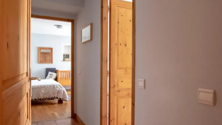 En rez-de-jardin, accès par l'entrée.
