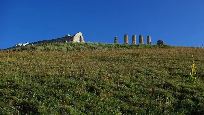 Ruines des casernements militaires au milieu des pelouses alpines de l'Authion en été.