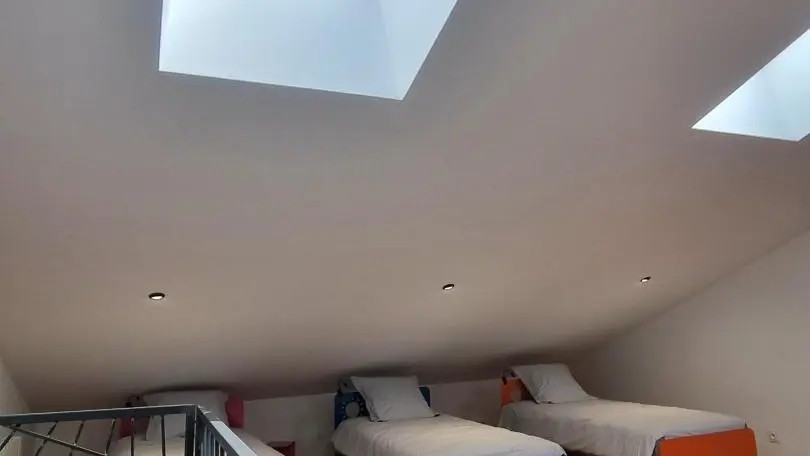 Velux donnant sur l'église de Sauvain.