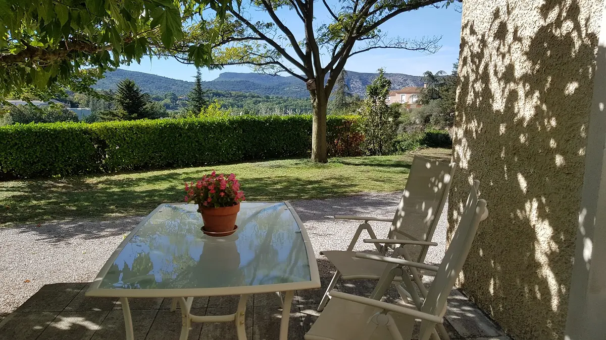 Vue extérieur avec terrasse au gîte du Rocher