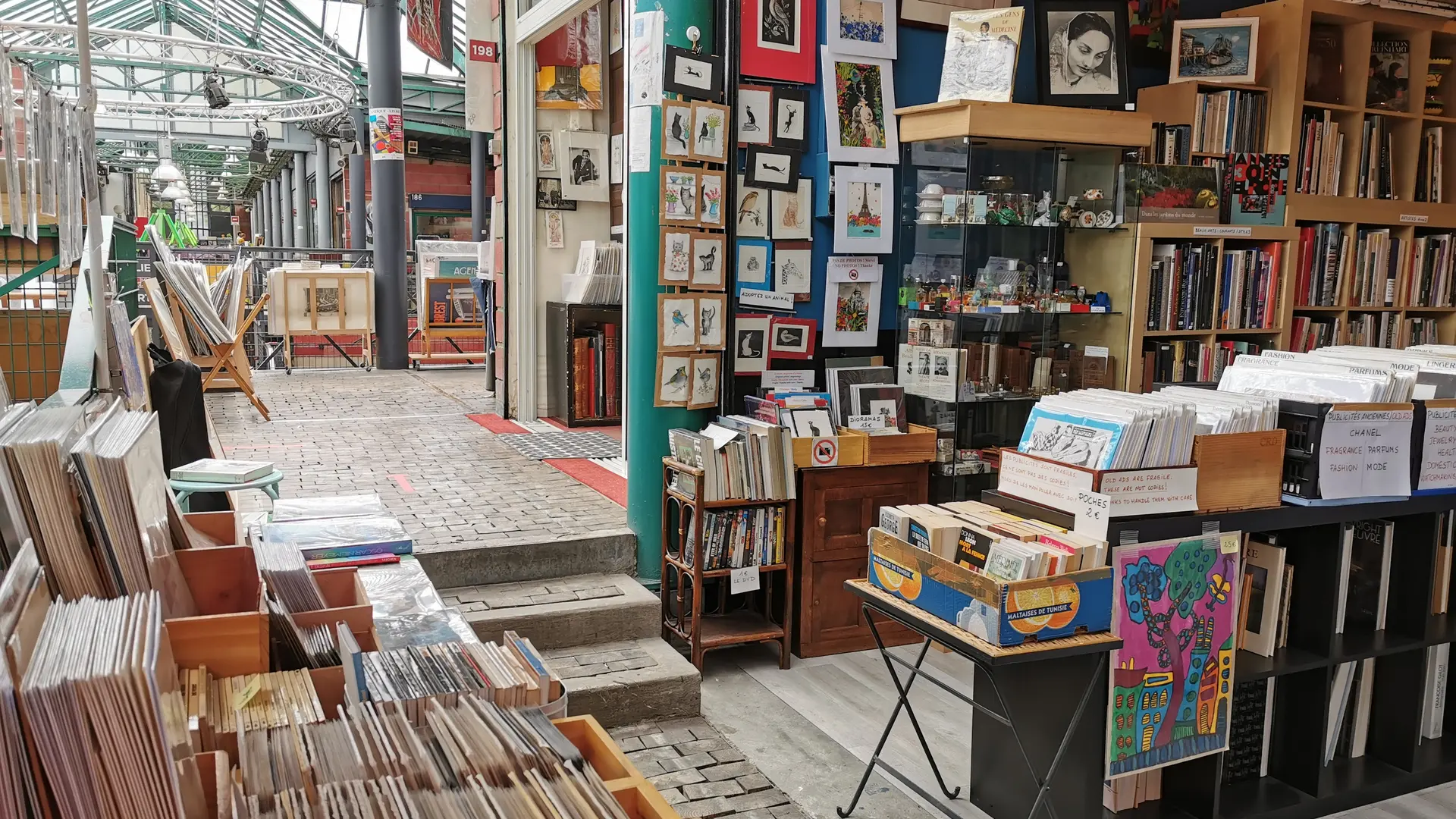 Vente vinyles au Marché Dauphine