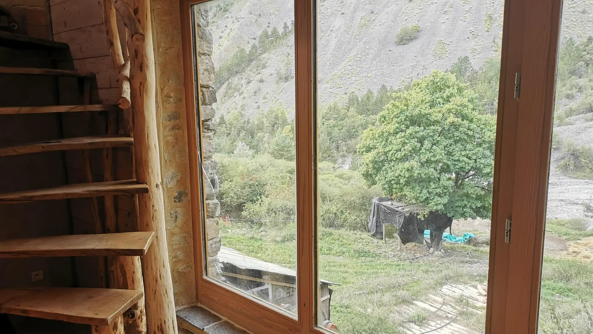 baie vitrée et escalier