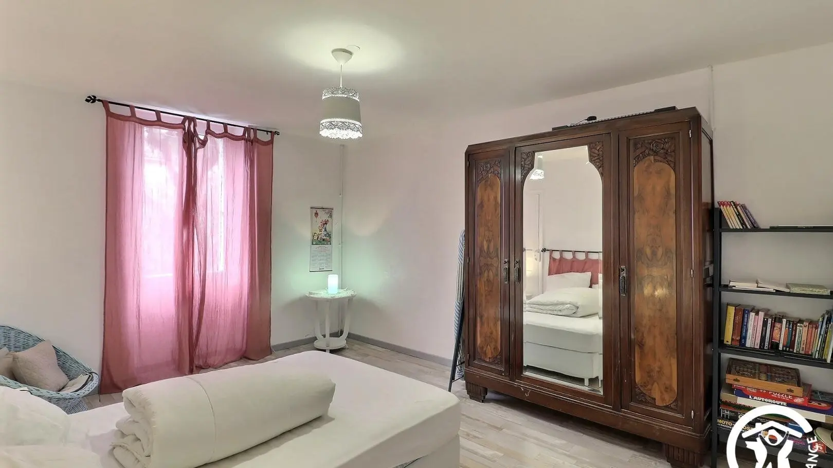 Chambre double donnant sur la cour, avec armoire et bibliothèque