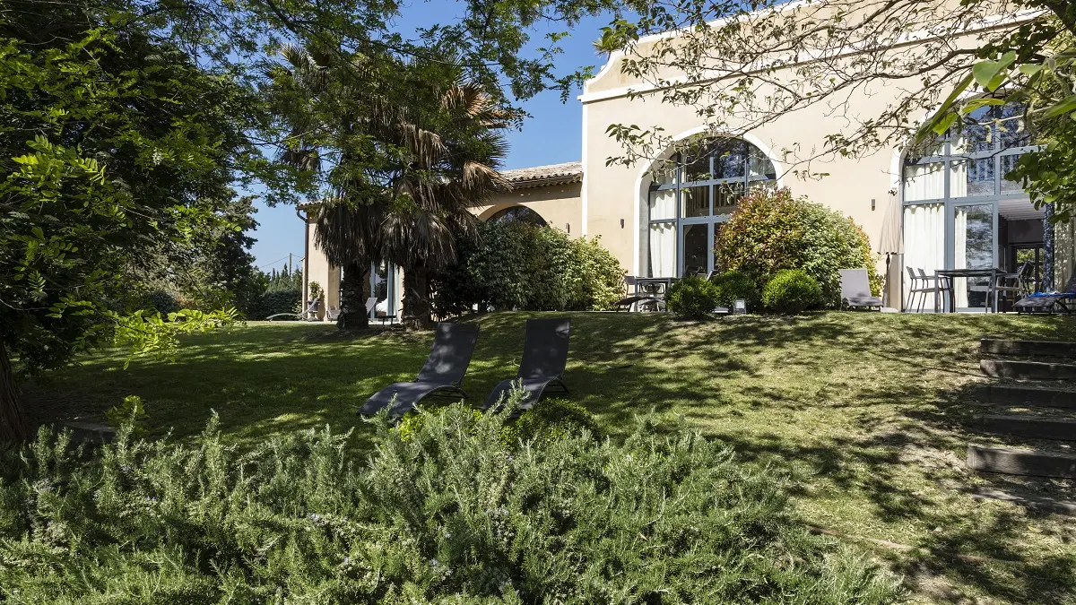 La vue de la maison depuis le jardin
