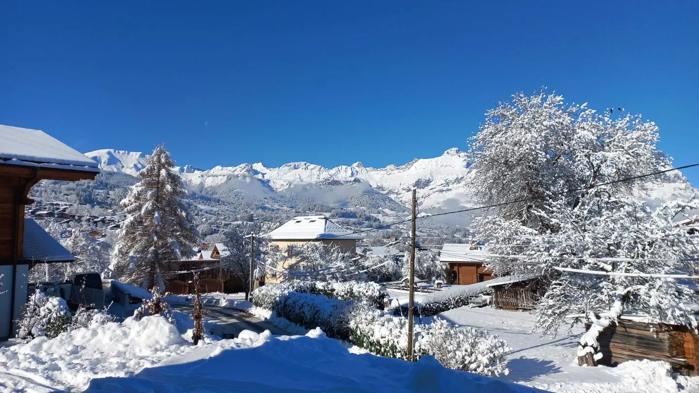 vue coté village avec les Aravis en arrière plan