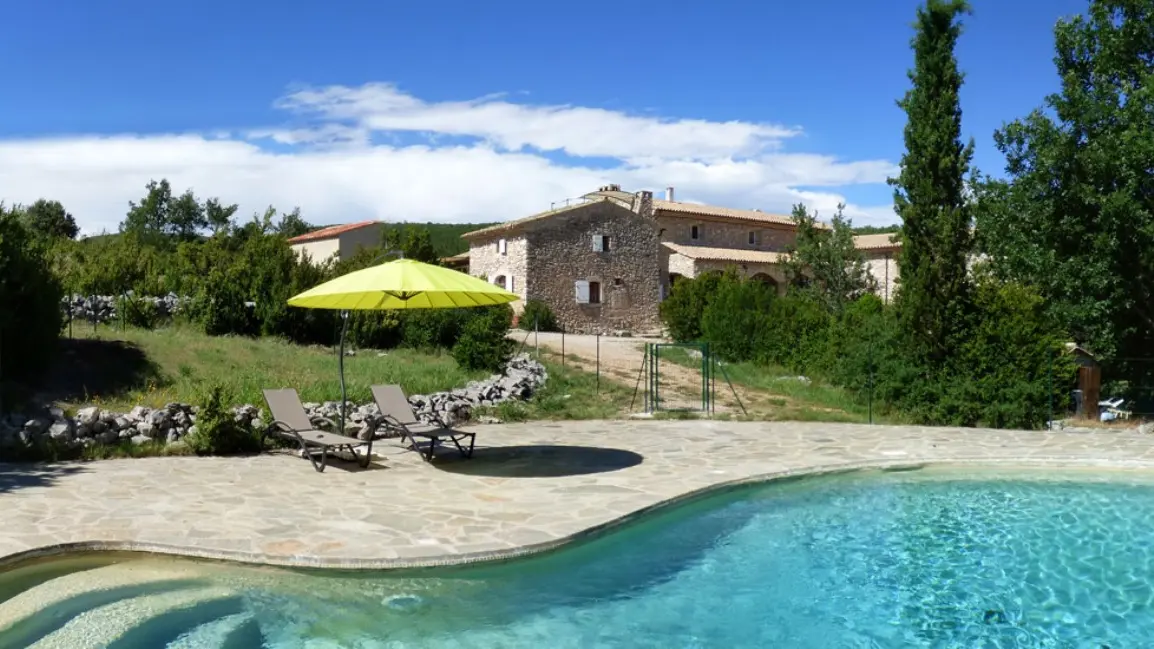 Le domaine depuis la piscine