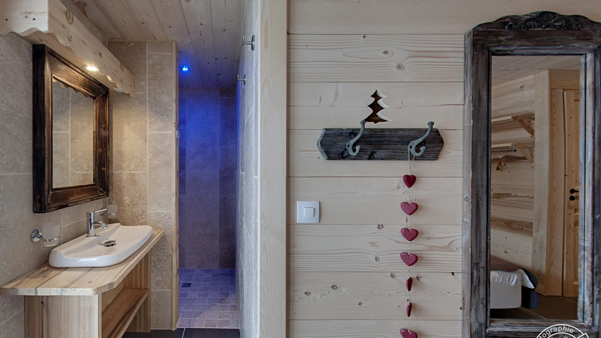 Salle de bains d'une chambre, lavabo et douche