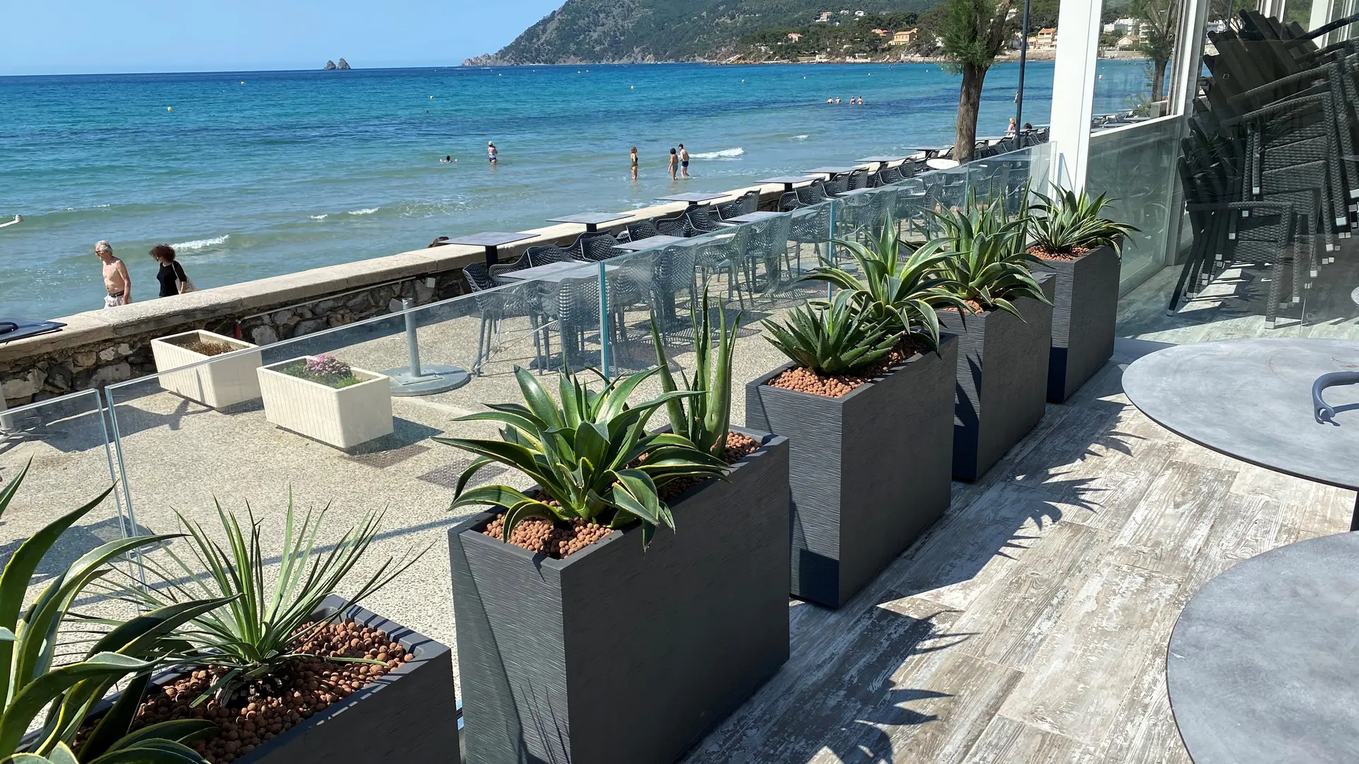 Terrasse vue mer, face aux rocher des Deux Frères