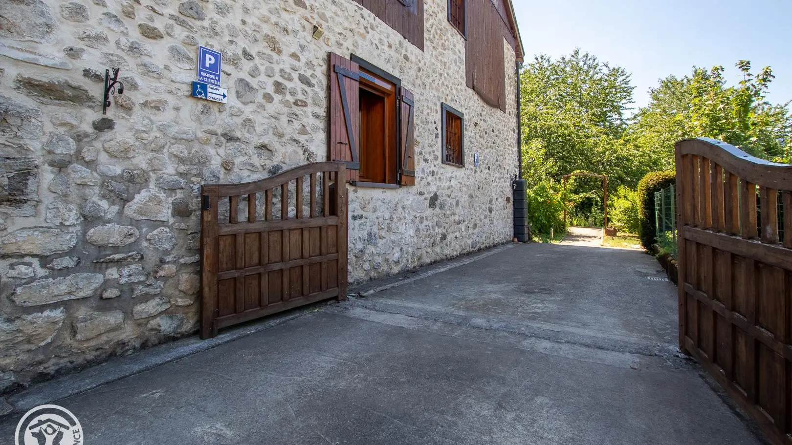 Stationnement et accès PMR au jardin privatif