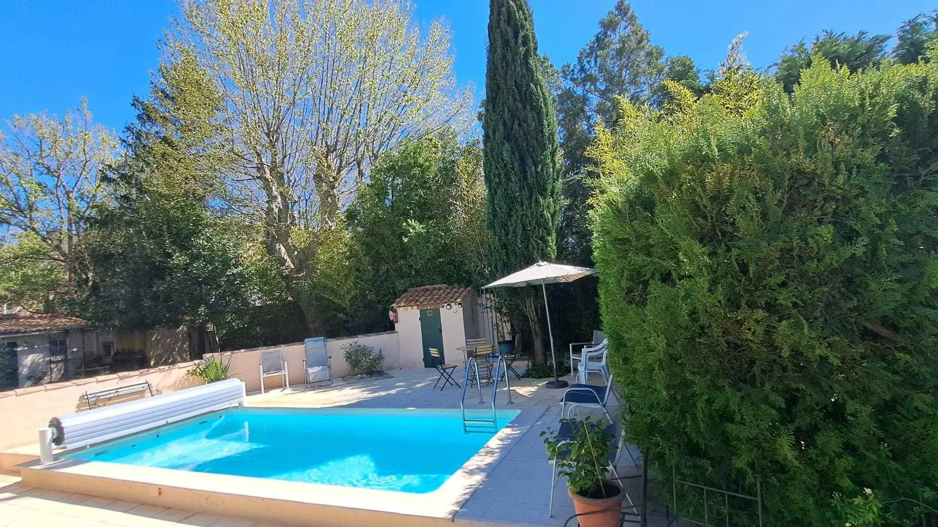 Ouverture de la piscine L'Oustau dei Aucèus sous le ciel bleu azur.