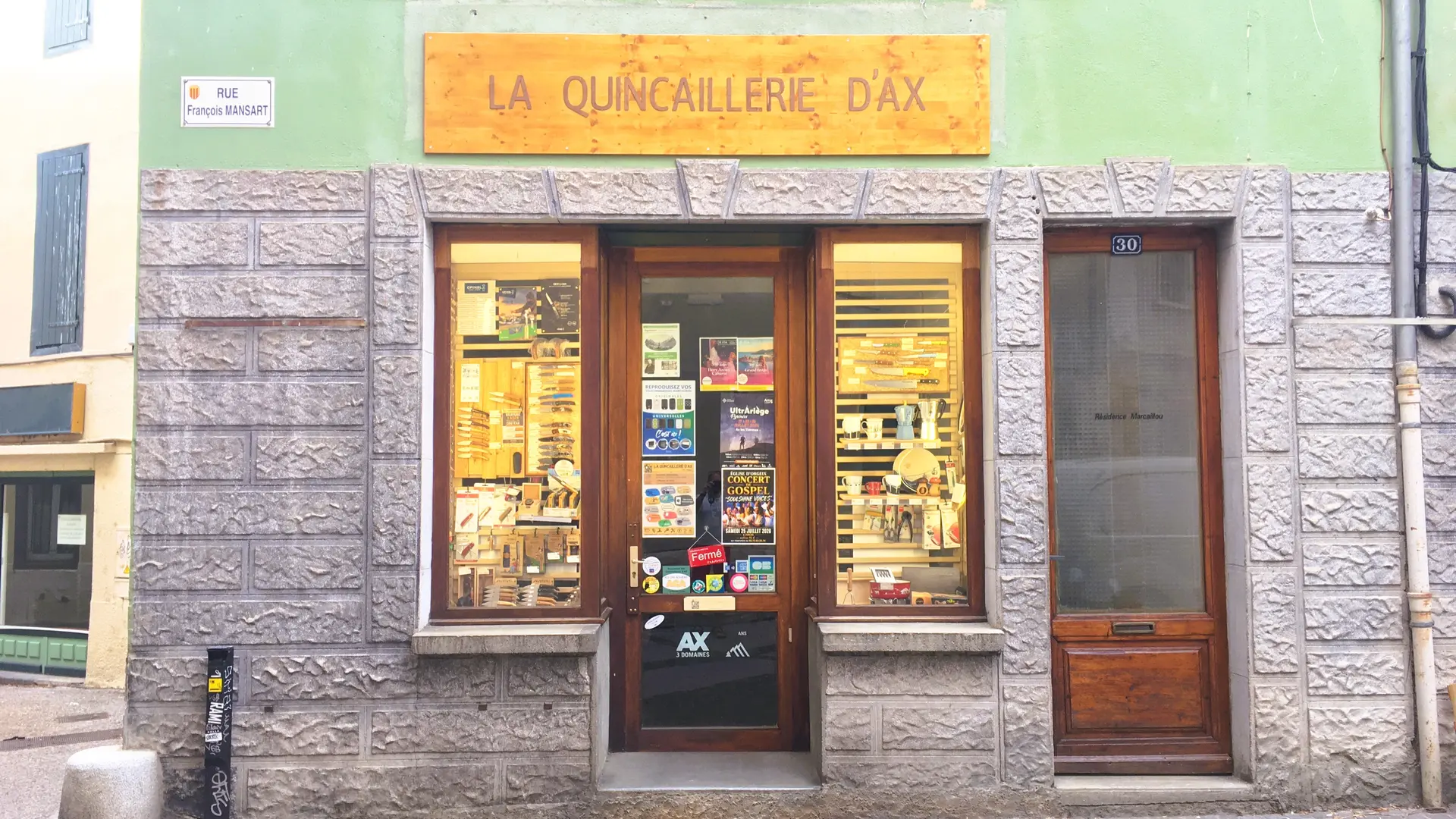 La devanture de la quincaillerie d'Ax