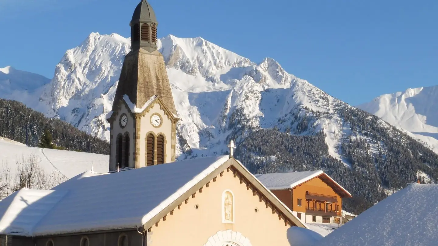 Le gîte est à 950 m du village de Manigod