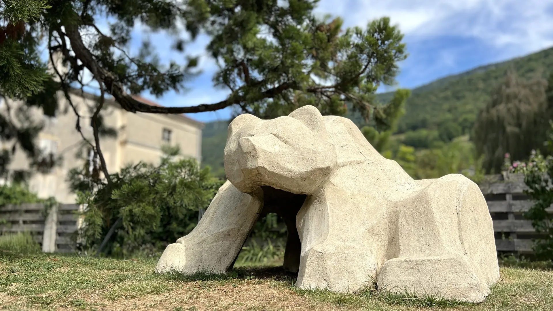 l'Ours du Vercors au pied du Séquoia