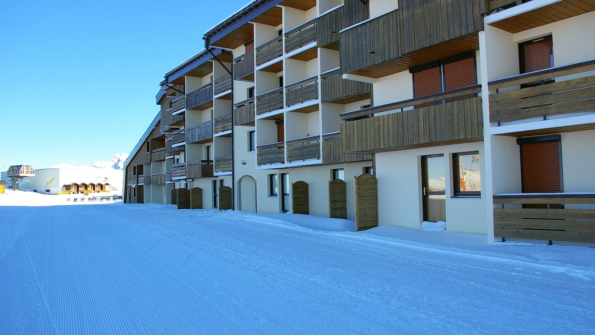 Vue sur le bâtiment en hiver