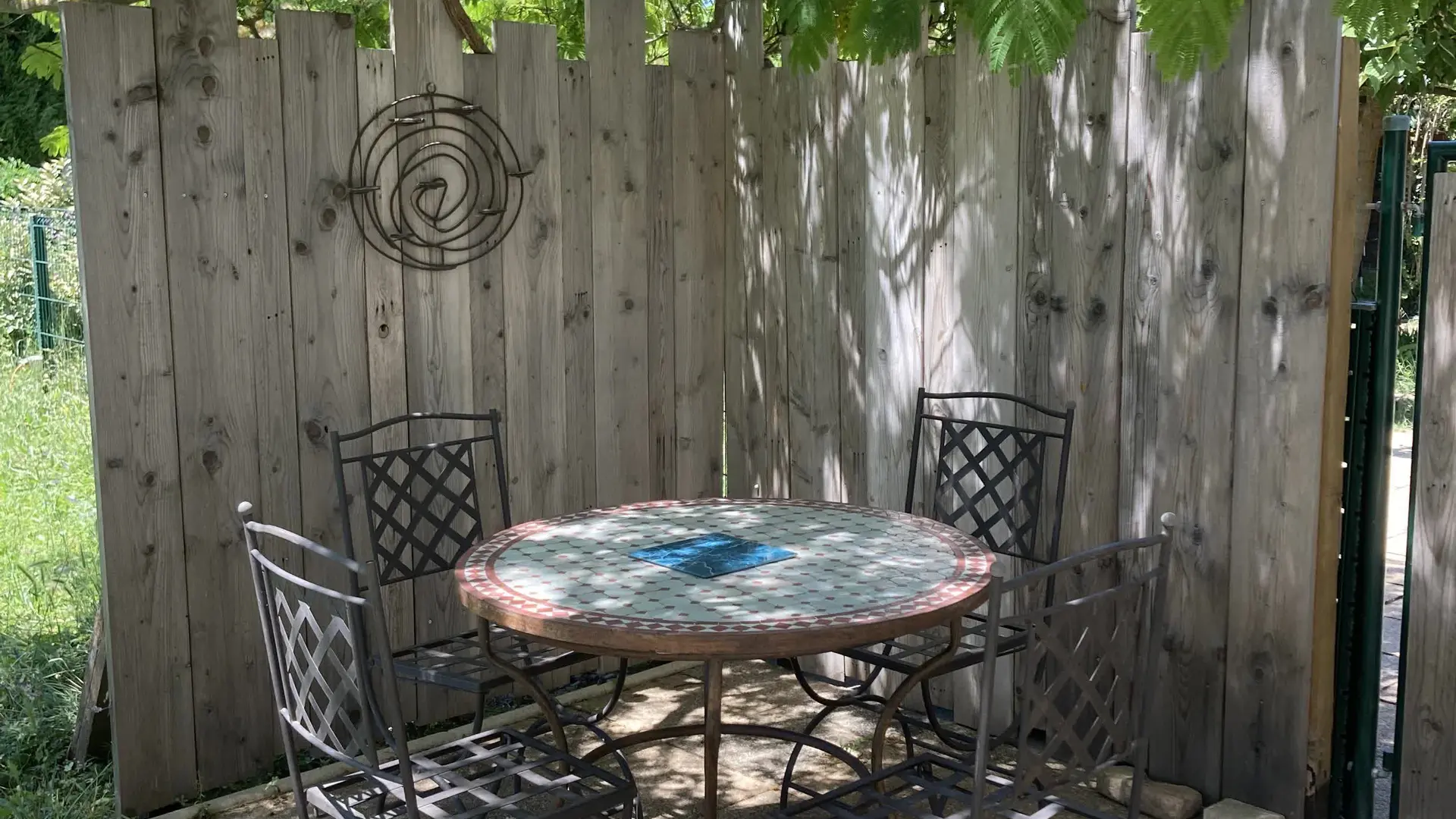 Coin extérieur ombragé et intimiste, idéal pour profiter du calme et de la nature.