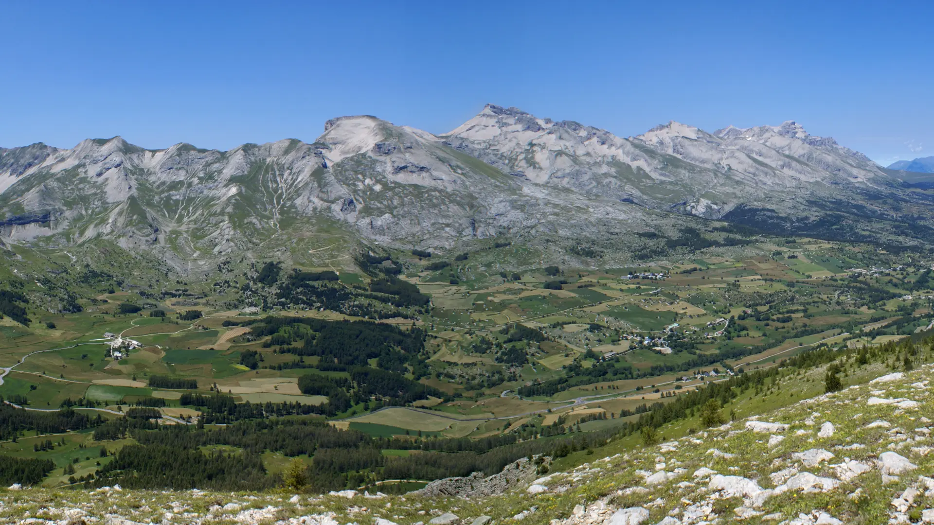 Chaîne de montagne entre Le Col du Festre et Le Grand Villard, sur le circuit n°12 La Combe de l'eau, Dévoluy, Hautes-Alpes