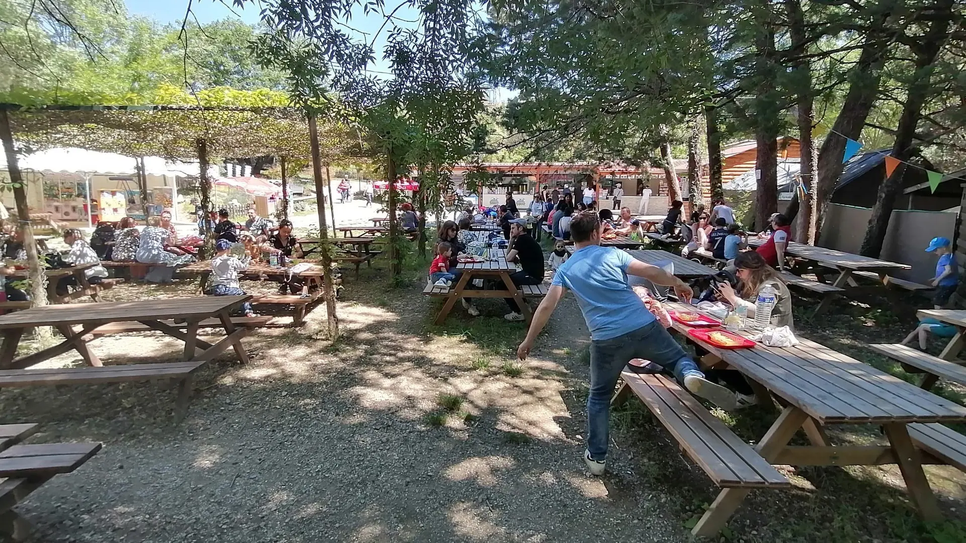 Toutes les tables à l’ombre
