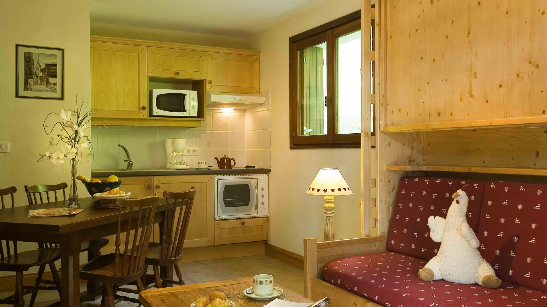Séjour avec canapé, salle à manger et cuisine/Living room with a sofa, dining room and kitchen-Tournette 3 n°27-Le Grand-Bornand