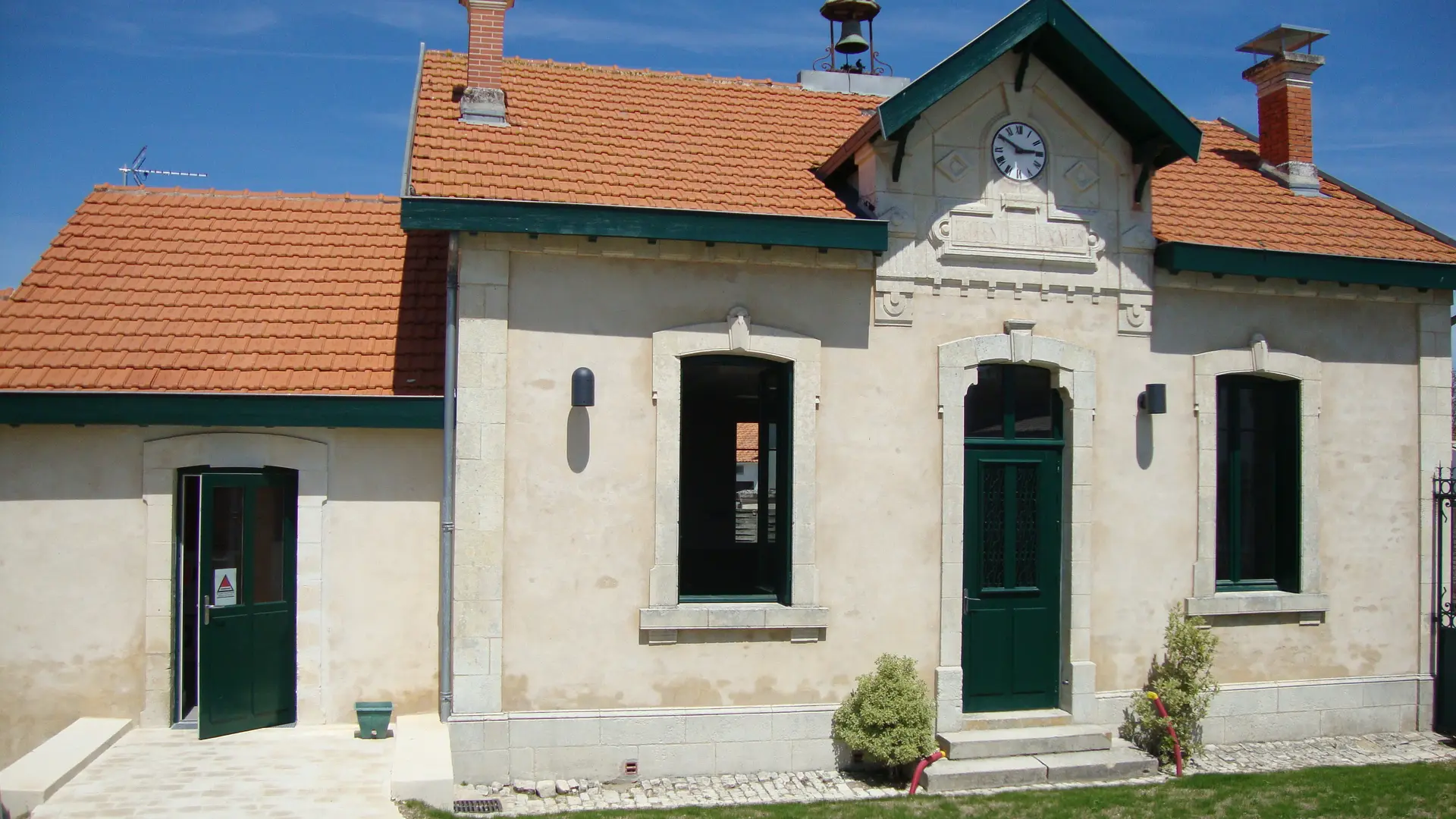 La Petite École - Extérieur