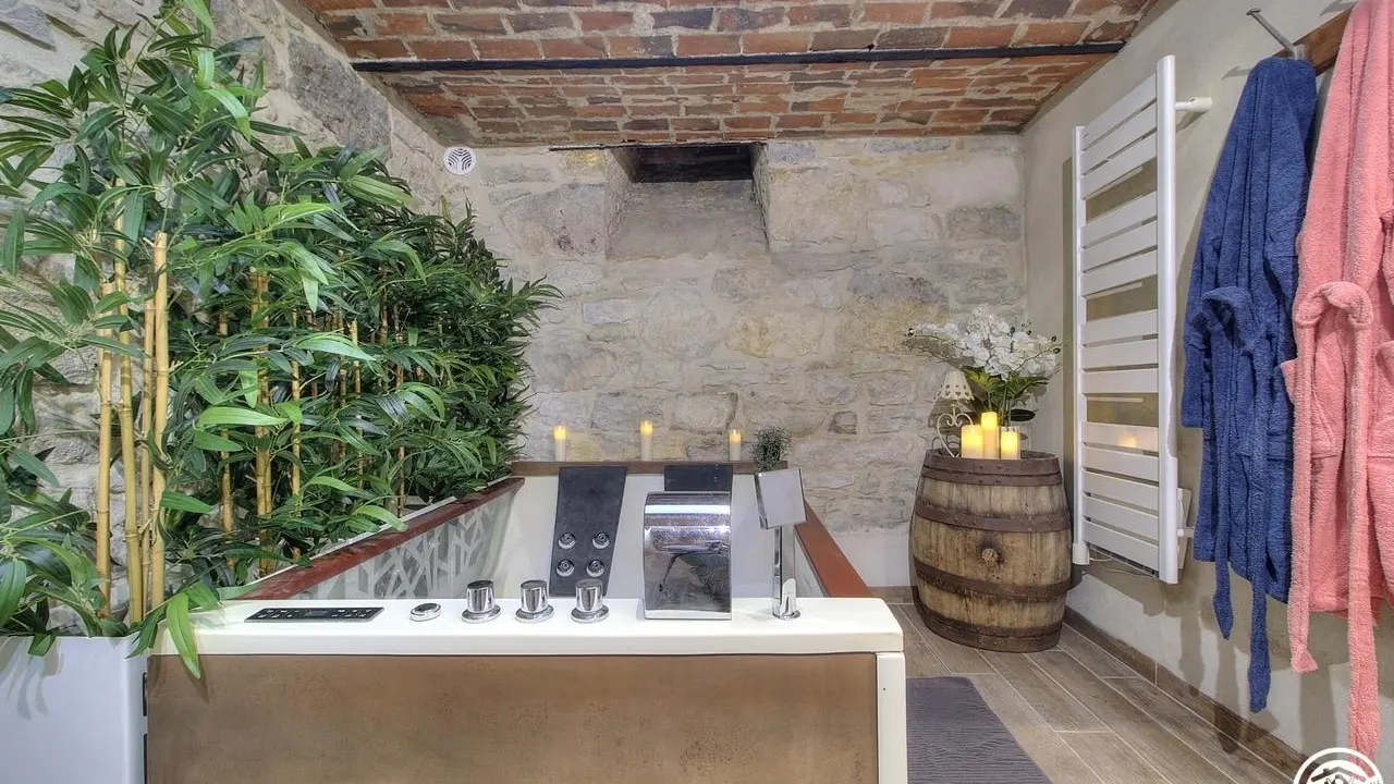 La baignoire avec bain à remous, et sa douche. WC indépendant.