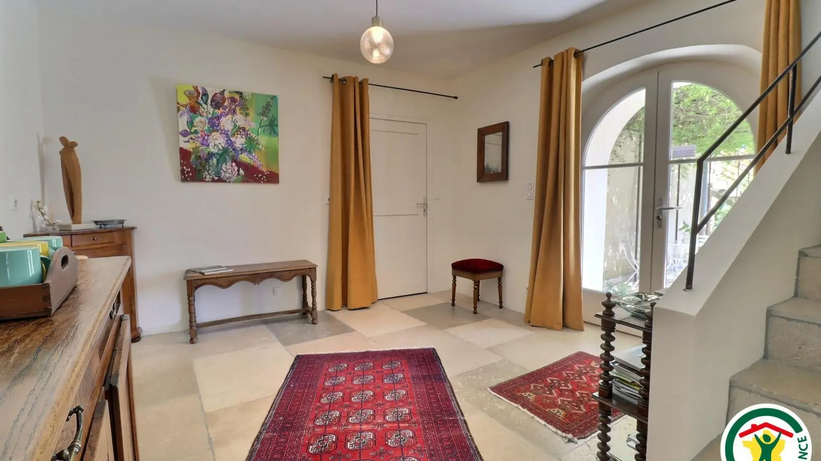 Hall d'entrée de la maison d'hôtes et coin tisanerie (Senseo, bouilloire)