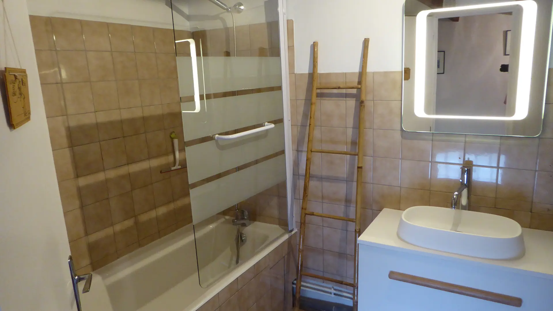Salle de bain avec baignoire