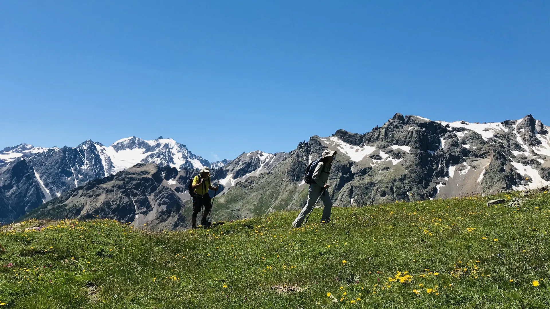 Marcheurs sur chemin de randonnée