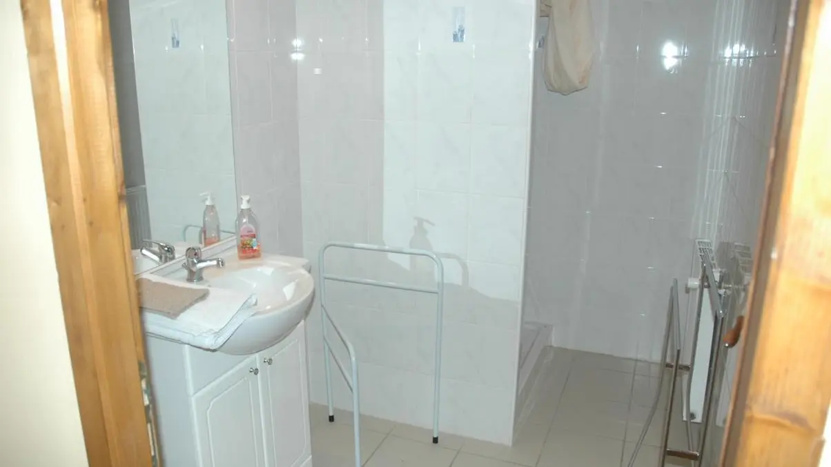 Une seconde salle de bains à l'étage avec douche.