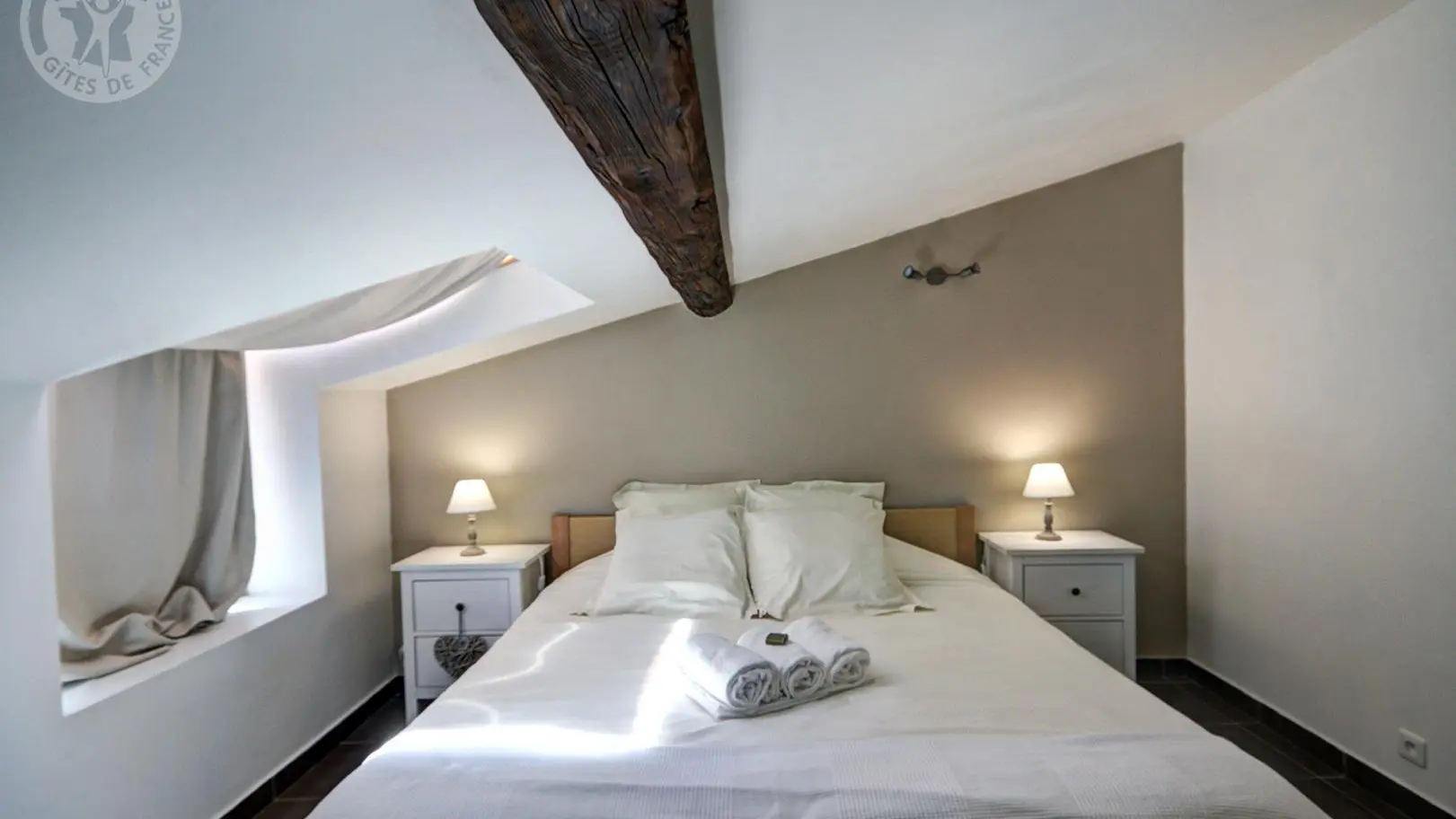 Chambre 3 : sous rampant avec salle d'eau privative. Configuration 1 lit 180 ou 2 lits 90 au choix.